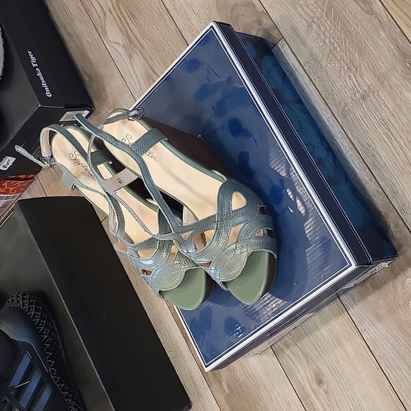 Wedge - Picture 1 of 1